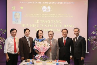 LỄ TRAO HUY HIỆU 75 NĂM TUỔI ĐẢNG CHO ĐỒNG CHÍ ĐỖ DOÃN HẢI TẠI TRƯỜNG ĐẠI HỌC CÔNG NGHỆ VÀ QUẢN LÝ HỮU NGHỊ